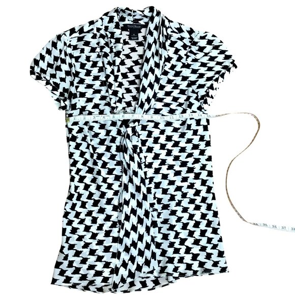 WHITE HOUSE BLACK MARKET Women Silk Houndstooth Wrap Top Quiet Luxury Blouse S - Picture 6 of 9